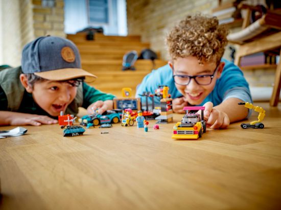 Picture of LEGO City 60389 Custom Car Garage