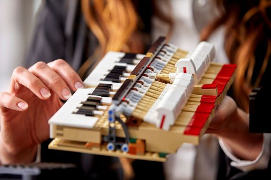 playing LEGO IDEAS 21323 Grand Piano