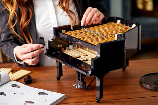 playing LEGO IDEAS 21323 Grand Piano