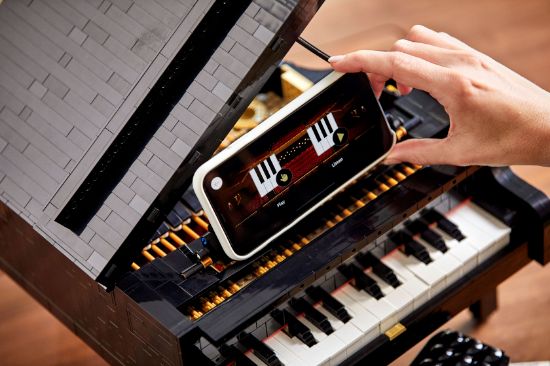 playing LEGO IDEAS 21323 Grand Piano