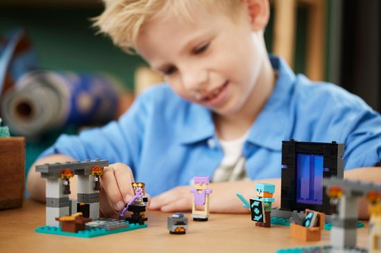 Picture of LEGO Minecraft 21252 The Armoury Building Adventure