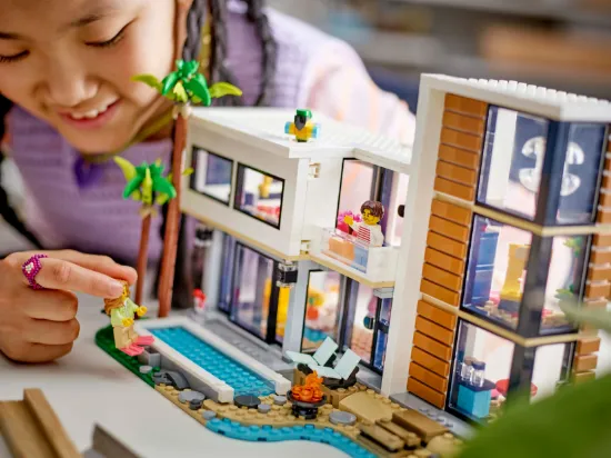 playing LEGO Creator 31153 Modern House