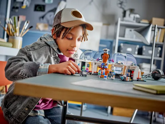 playing LEGO City 60439 Space Science Lab
