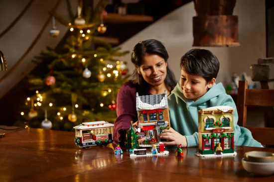 Picture of LEGO Icons 10308 Holiday Main Street