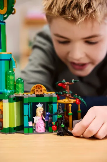 Picture of LEGO Wicked 75684 Welcome to Emerald City