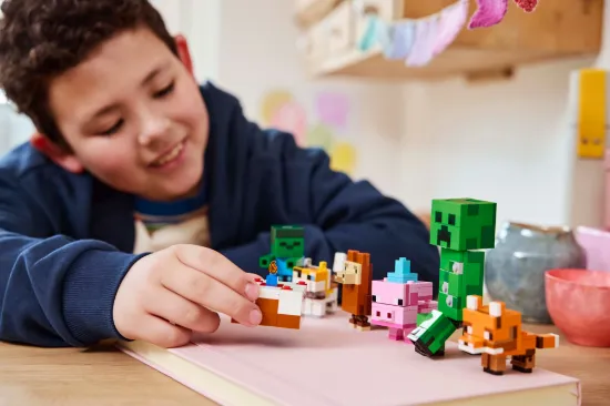 Picture of LEGO Minecraft 21281 Baby Pig's Birthday Celebration