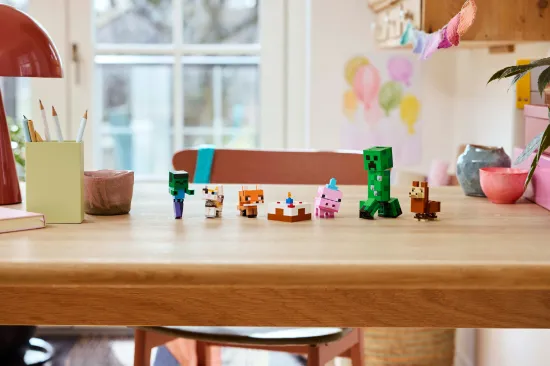 Picture of LEGO Minecraft 21281 Baby Pig's Birthday Celebration
