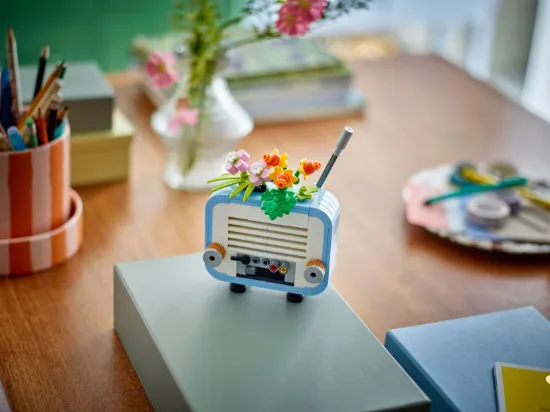 Picture of LEGO Creator 31172 Record Player with Flowers
