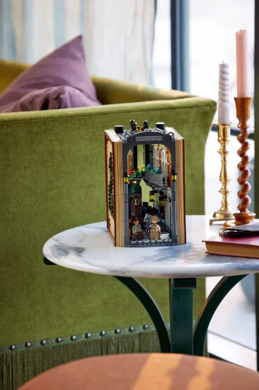 Picture of LEGO Icons 10351 Sherlock Holmes: Book Nook