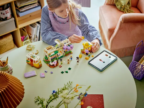 Picture of LEGO Friends 42671 Plant Café & Flower Shop