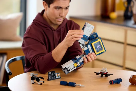 Picture of LEGO Icons 10358 Transformers: Soundwave