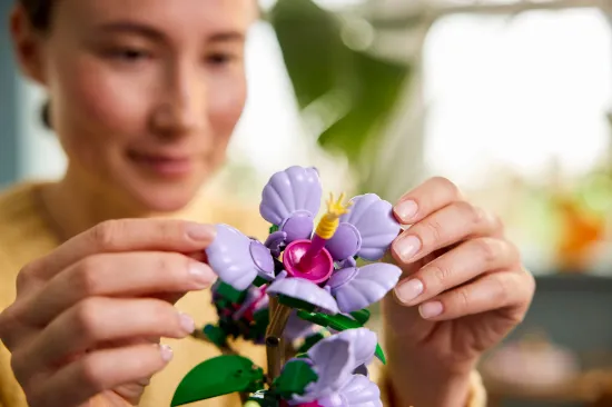 playing LEGO icons 10372 botanicals hibiscus