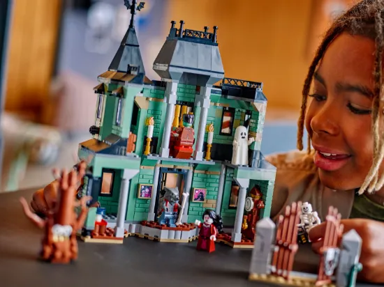 Picture of LEGO Creator 31167 Haunted Mansion