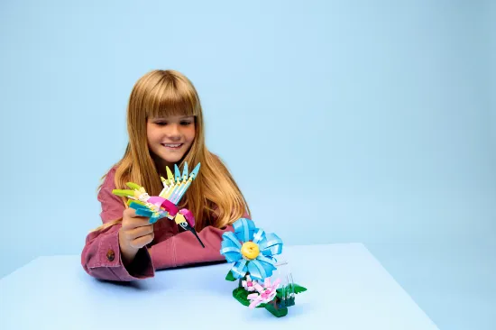 Picture of LEGO Creator 31384 Wild Animals: Colorful Hummingbird