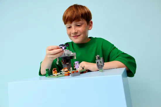 Picture of LEGO Minecraft 21586 The Pale Garden