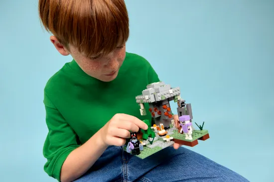 Picture of LEGO Minecraft 21586 The Pale Garden