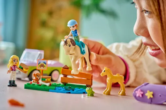 Picture of LEGO Friends 42695 Horse & Baby Foal Trailer
