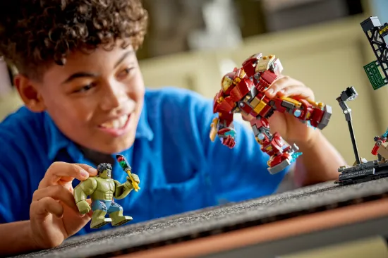 Picture of LEGO MARVEL 76343  Epic Battle: Hulkbuster vs. The Hulk