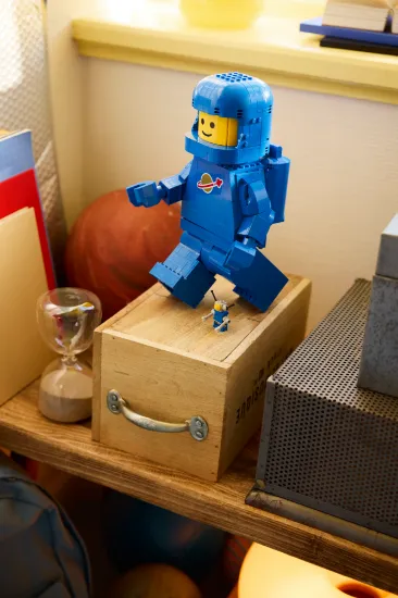 Picture of LEGO 40921 Up-Scaled Blue Astronaut Minifigure