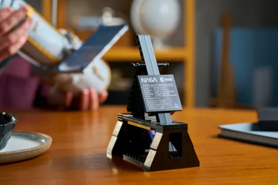 Picture of LEGO Icons 11382 Hubble Space Telescope