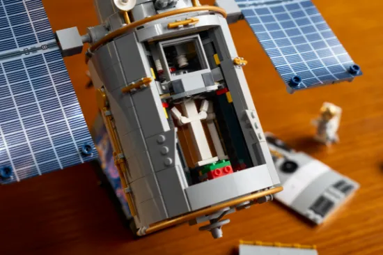 Picture of LEGO Icons 11382 Hubble Space Telescope