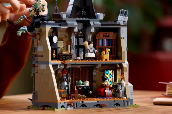Picture of LEGO Icons 11383 Mayor Manor