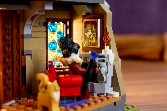 Picture of LEGO Icons 11383 Mayor Manor