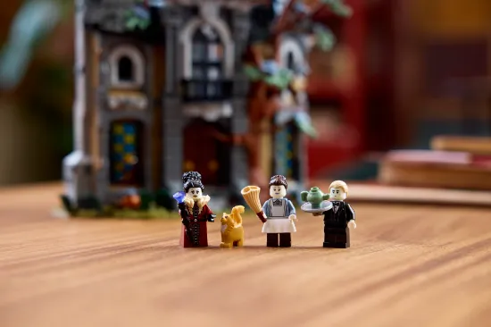Picture of LEGO Icons 11383 Mayor Manor