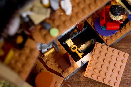 Picture of LEGO Icons 11383 Mayor Manor