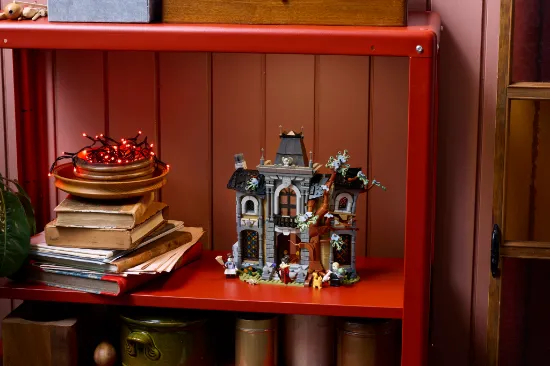 Picture of LEGO Icons 11383 Mayor Manor