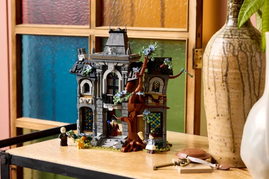 Picture of LEGO Icons 11383 Mayor Manor