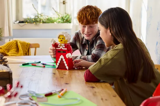 Picture of LEGO 40875 Up-Scaled Mrs. Claus Minifigure