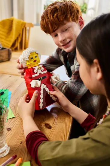 Picture of LEGO 40875 Up-Scaled Mrs. Claus Minifigure