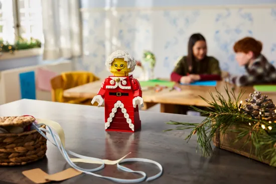Picture of LEGO 40875 Up-Scaled Mrs. Claus Minifigure